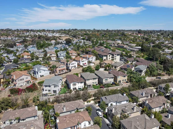 Vista aérea da área de subúrbio com villa residencial em San Diego, Califórnia — Fotografia de Stock