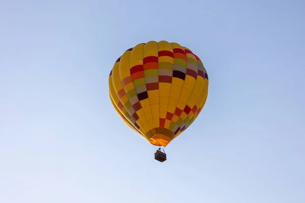 Πολύχρωμα μπαλόνια θερμού αέρα πάνω από μπλε ουρανό — Φωτογραφία Αρχείου