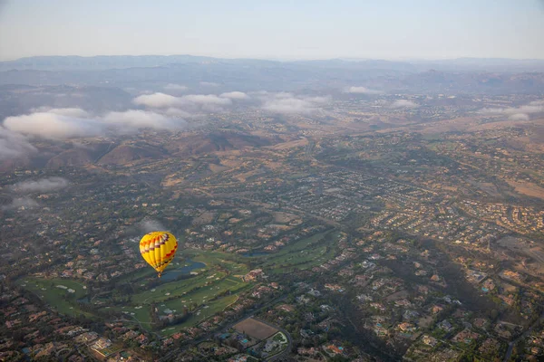 Coloridos globos de aire caliente en el cielo sobre San Diego. —  Fotos de Stock