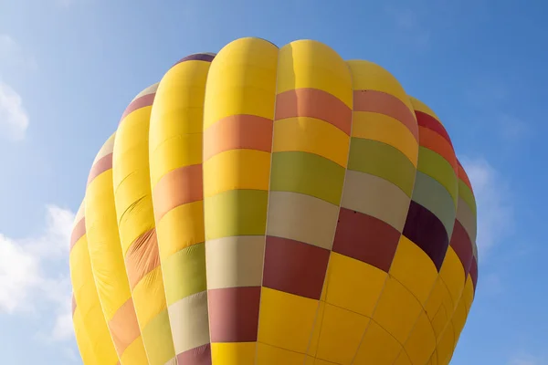 Färgglada varmluftsballonger över blå himmel — Stockfoto