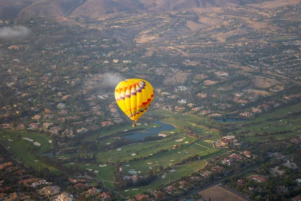 Kleurrijke hete lucht ballonnen aan de hemel boven San Diego. — Stockfoto