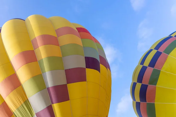 Balões de ar quente coloridos sobre o céu azul — Fotografia de Stock