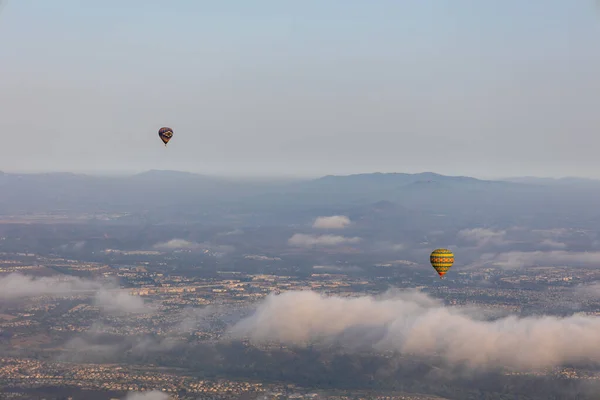 Kleurrijke hete lucht ballonnen op blauwe lucht met wolken — Stockfoto