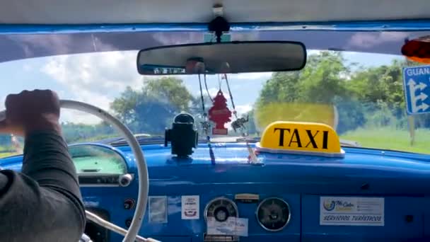 Taxichauffeur in een klassieke Amerikaanse auto in Havana, Cuba — Stockvideo