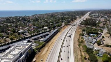 San Diego 'da küçük trafiği olan karayolu ulaşımının havadan görüntüsü