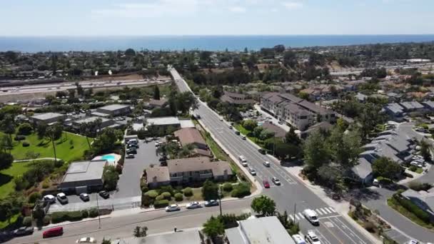 Flygfoto över Encinitas stad med havet på bakgrunden, Kalifornien — Stockvideo