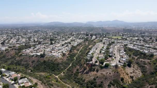 Вид з повітря Місія-Сіті і Серра-Меса в Сан-Дієго, Каліфорнія, США — стокове відео