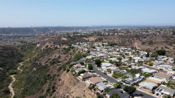 Vista aérea de villas en la cima de un valle y acantilado en el Condado de San Diego — Vídeos de Stock