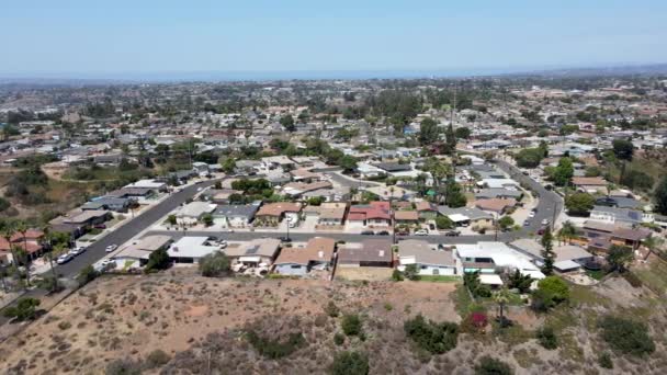 Vista aérea de moradias no topo de um vale e penhasco no Condado de San Diego — Vídeo de Stock