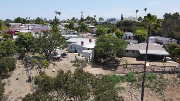 Vista aérea de villas en la cima de un valle y acantilado en el Condado de San Diego — Vídeo de stock