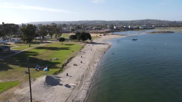 Вид с воздуха на залив Миссия в Сан-Диего, Калифорния. США. — стоковое видео
