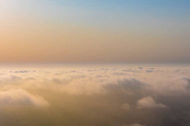Güneşe bakan bulutun üzerinde gün batımı görüntüsü.