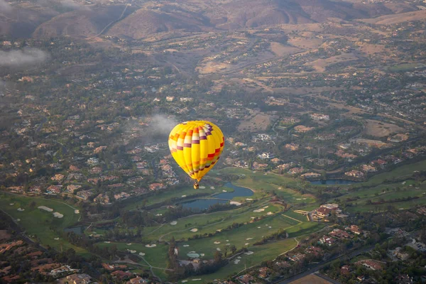 Kleurrijke hete lucht ballonnen in de lucht met San Diego vallei — Stockfoto