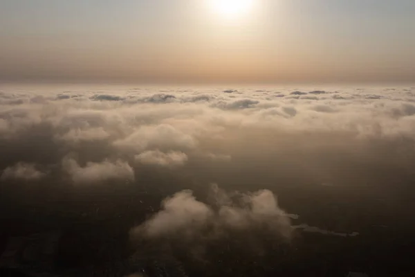 Luchtfoto zonsondergang uitzicht over de wolk met uitzicht op de zon. — Stockfoto