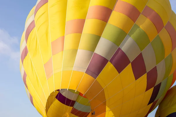 Kleurrijke gele en rode hete lucht ballonnen boven de blauwe lucht — Stockfoto