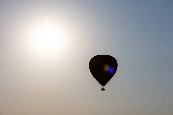 Hot Air ballon boven de wolk tijdens zonsondergang — Stockfoto