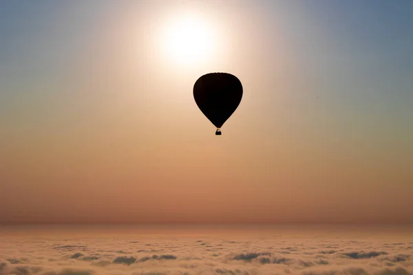 日没時に雲の上に熱気球 — ストック写真