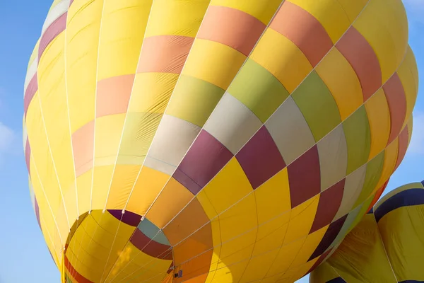 Bunte gelbe und rote Heißluftballons über blauem Himmel — Stockfoto