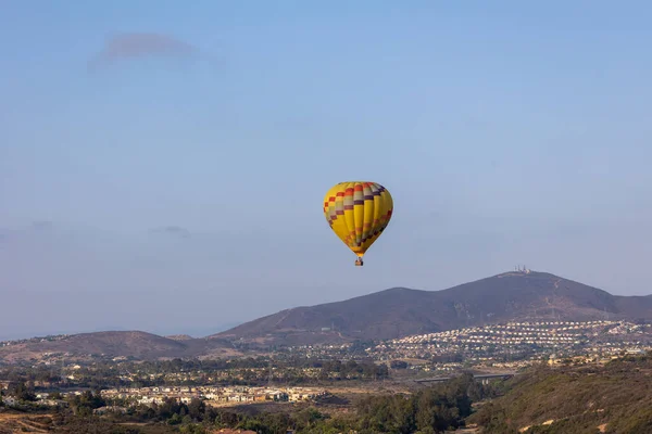Kleurrijke gele en rode hete lucht ballonnen boven de blauwe lucht — Stockfoto