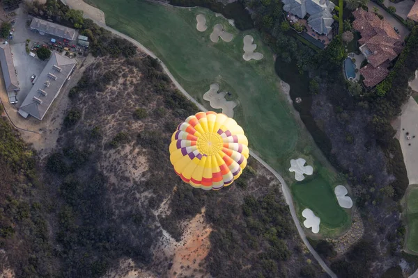 Κάτοψη των πολύχρωμων αερόστατα θερμού αέρα στον ουρανό πάνω από το γήπεδο του γκολφ. — Φωτογραφία Αρχείου