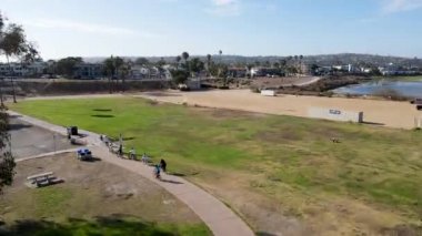 San Diego, California 'daki Mission Bay' deki parkın üzerindeki hava manzarası. ABD.