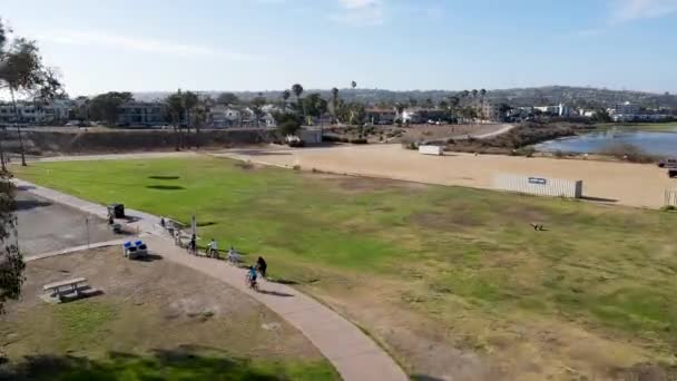 Vista aérea sobre el parque en Mission Bay en San Diego, California. Estados Unidos. — Vídeos de Stock