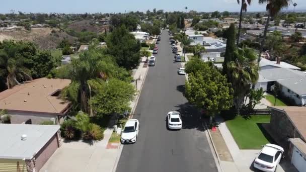 Flygfoto över liten gata med medelklass hus i Mission City i San Diego — Stockvideo