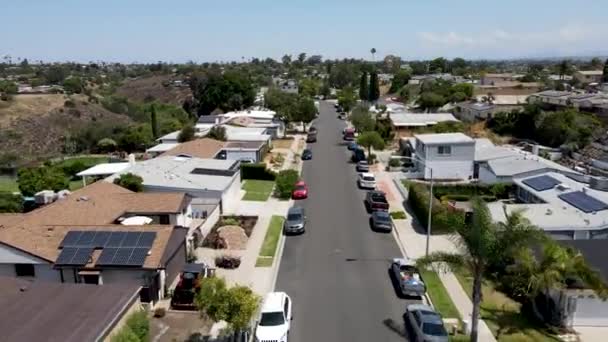 Вид с воздуха на маленькую улицу с домиками среднего класса в Мишен-Сити в Сан-Диего — стоковое видео