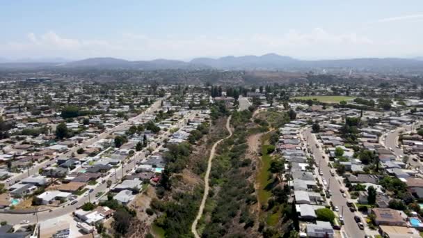 サンディエゴ郡のミッションシティとセラ・メサの空中風景 — ストック動画