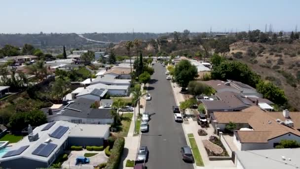 サンディエゴのミッションシティに中産階級の家がある小さな通りの空中ビュー — ストック動画