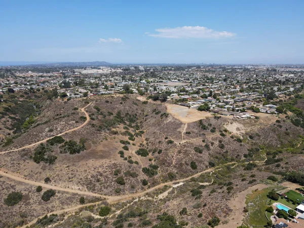 Luchtfoto van kleine paden in de vallei van Mission City en Serra Mesa in San Diego County — Stockfoto