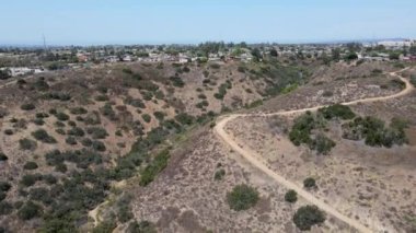 San Diego 'daki Serra Mesa vadisinde küçük patika manzarası