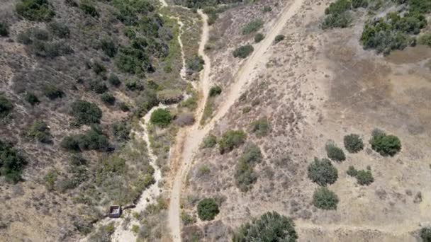 Αεροφωτογραφία μικρού μονοπατιού στην κοιλάδα Serra Mesa στο San Diego — Αρχείο Βίντεο