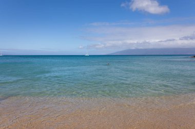 Tropikal sahilde kumsalda el salla