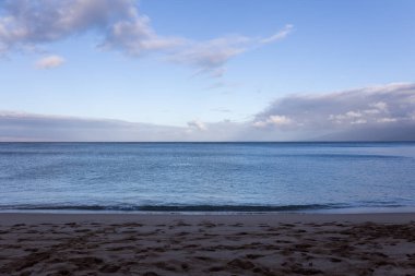 Derin bulutlu gökyüzü ile renkli okyanus plajı gündoğumu