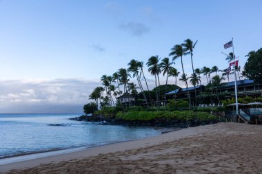 Derin bulutlu gökyüzü ile renkli okyanus plajı gündoğumu