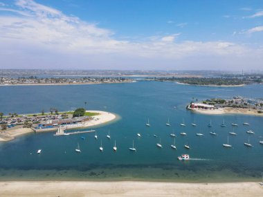 Mission Körfezi 'nin havadan görüntüsü ve San Diego, California' daki plajlar. ABD.