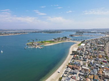 Mission Körfezi 'nin havadan görüntüsü ve San Diego, California' daki plajlar. ABD.