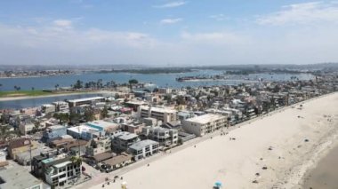 Mission Körfezi 'nin havadan görüntüsü ve San Diego, California' daki plajlar. ABD.