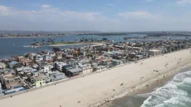Mission Körfezi 'nin havadan görüntüsü ve San Diego, California' daki plajlar. ABD.