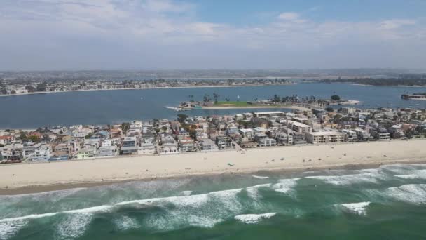 Vista aérea de Mission Bay y playas en San Diego, California. Estados Unidos. — Vídeo de stock