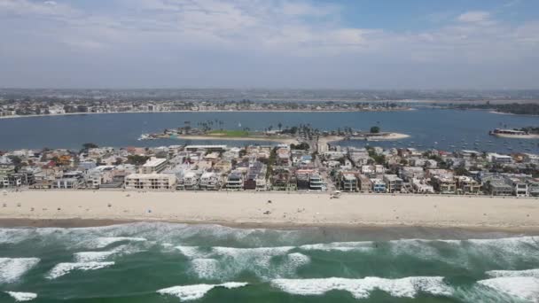 Vista aérea de Mission Bay y playas en San Diego, California. Estados Unidos. — Vídeos de Stock