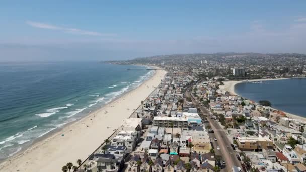 Вид с воздуха на залив Миссия и пляжи в Сан-Диего, Калифорния. США. — стоковое видео