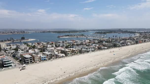 Vista aérea de Mission Bay y playas en San Diego, California. Estados Unidos. — Vídeos de Stock