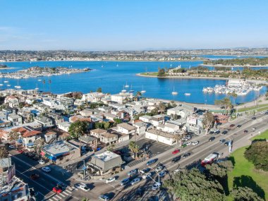 Mission Körfezi 'nin havadan görüntüsü ve San Diego, California' daki plajlar. ABD.