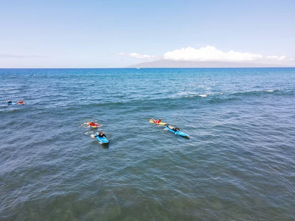 Vista aérea de surfistas e ondas no oceano azul cristalino em Maui, Havaí — Fotografia de Stock