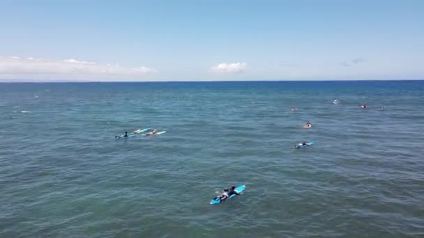 Vista aérea de surfistas y olas en el océano azul cristalino en Maui, Hawaii — Vídeos de Stock