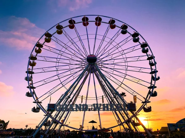 Grande roue, vue du bas de la roue aferris au coucher du soleil — Photo
