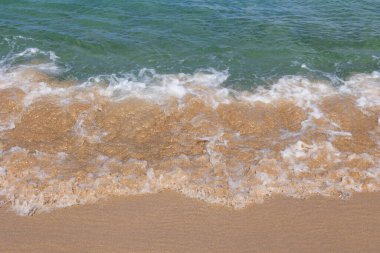 Tropikal sahilde kumsalda el salla