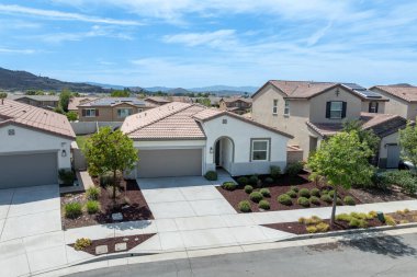 ABD 'nin Riverside County, Kaliforniya' daki Menifee şehrinde geniş bir aile evleri manzarası.